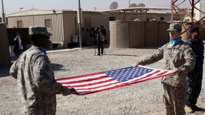 جنود أميركيون يطوون العلم الأميركي