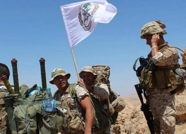 بالصور.. العلم اللبناني وعلم الجيش يرفرفان في الجرود (1)