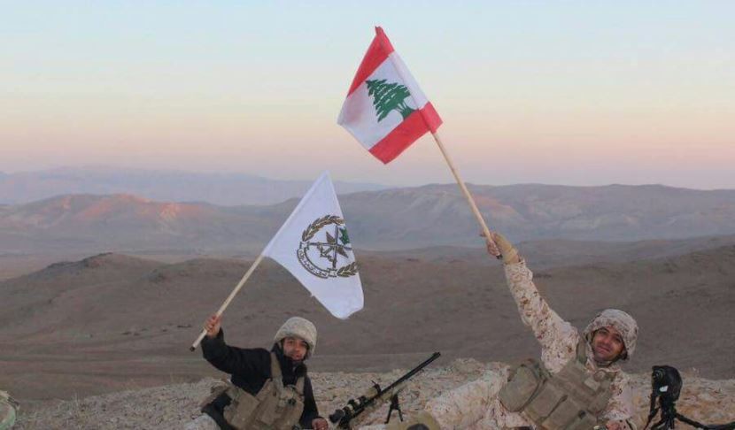 بالصور.. العلم اللبناني وعلم الجيش يرفرفان في الجرود