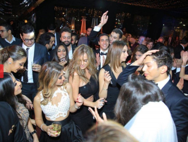 بالصور.. نيكول سابا تتألّق بالأسود! (1)