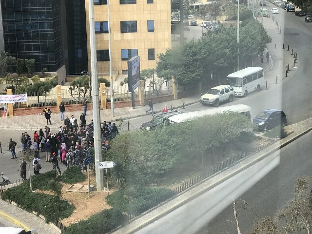 بالصور.. قطع الطريق في الاونيسكو من قبل الاساتذة (1)