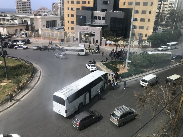 بالصور.. قطع الطريق في الاونيسكو من قبل الاساتذة (2)