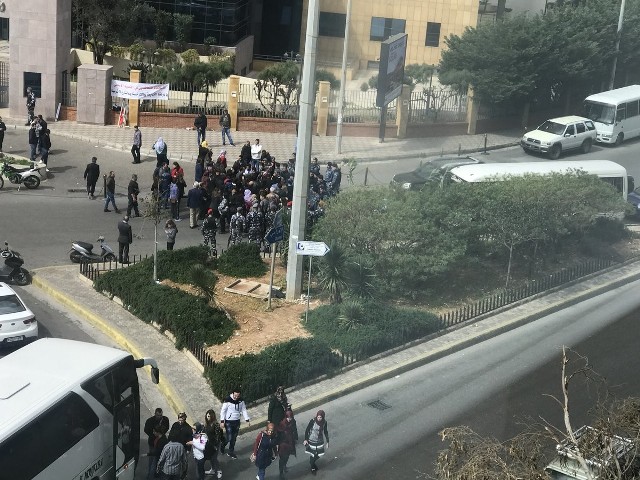 بالصور.. قطع الطريق في الاونيسكو من قبل الاساتذة