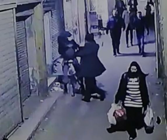 31687-محاولة-الإمساك-بالإرهابي-قبل-أن-يفجر-نفسه