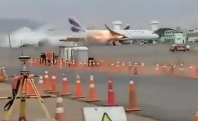 بالفيديو: طائرة تصطدم بعربة إطفاء وتتحول إلى كرة لهب... ومصرع رجال إطفاء