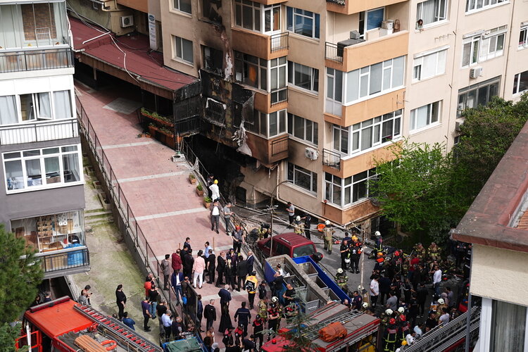 Beşiktaş'ta eğlence merkezinde çıkan yangında 12 kişi hayatını kaybetti