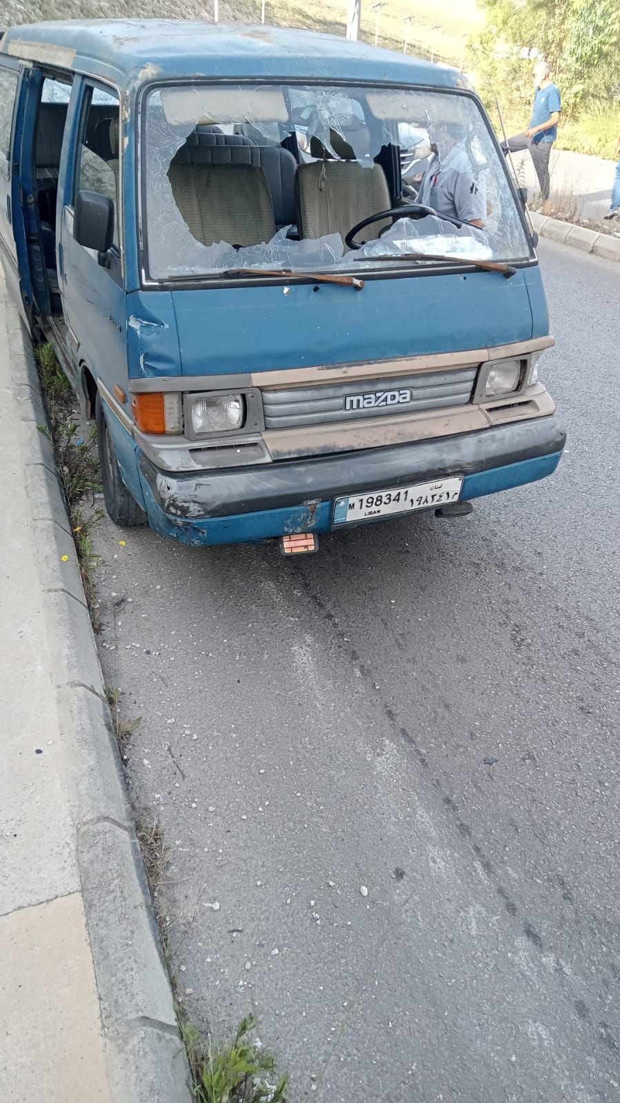 بالفيديو والصور: شهيد وجرحى بغارة معادية استهدفت سيارة على طريق كفردجال النبطية