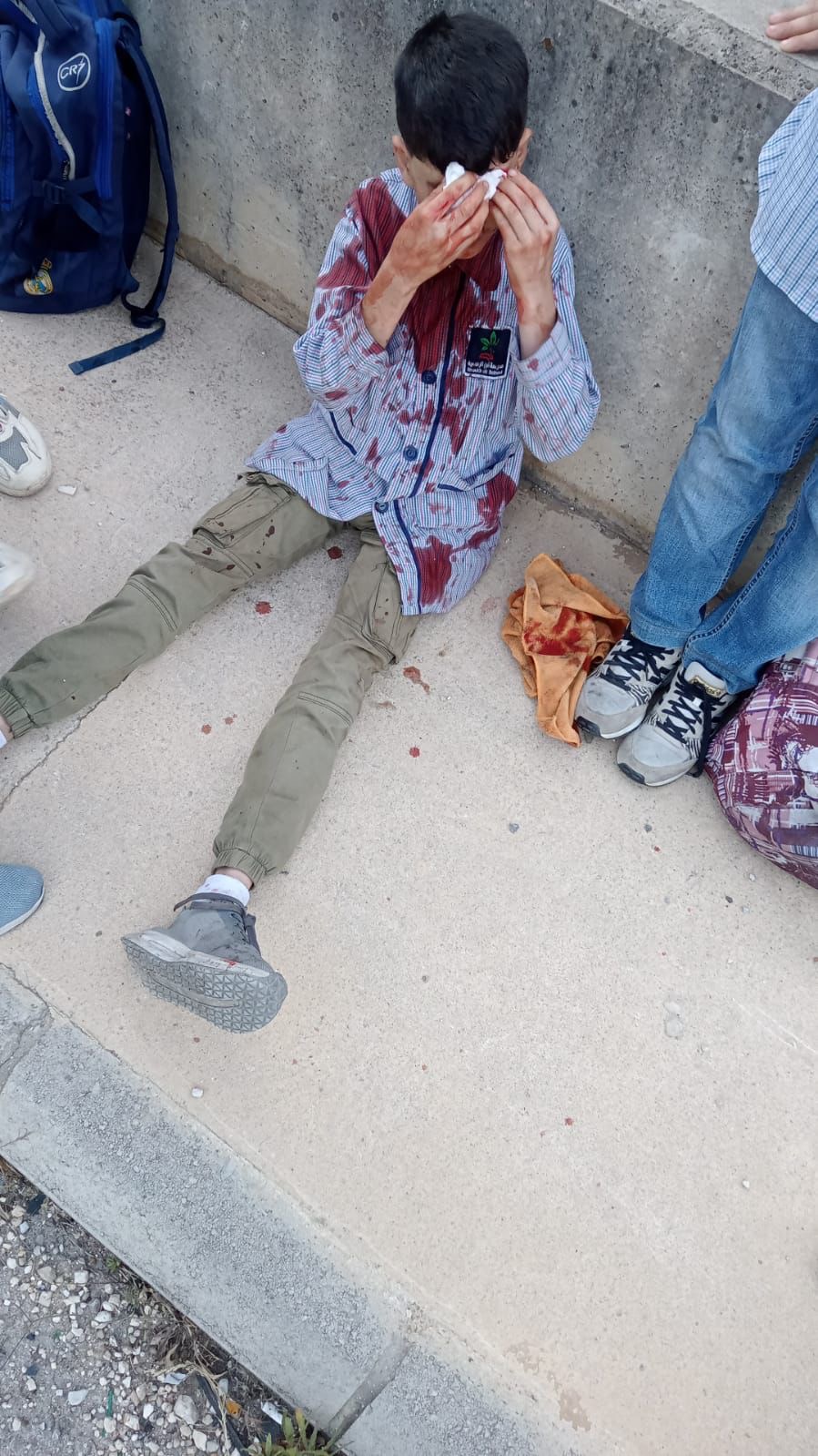 بالفيديو والصور: شهيد وجرحى بغارة معادية استهدفت سيارة على طريق كفردجال النبطية