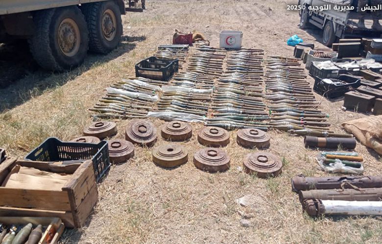 بالصور: الجيش يتسلم كمية من السلاح الفلسطيني من مخيم الرشيدية والبص وبرج الشمالي بالصور: الجيش يتسلم كمية من السلاح الفلسطيني من مخيم الرشيدية والبص وبرج الشمالي