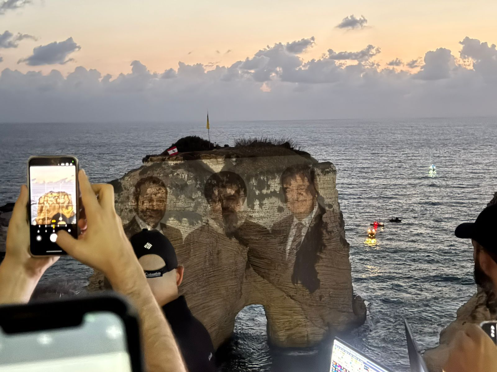 اضاءة صخرة الروشة بصورة السيد نصرالله والرئيس رفيق الحريري ونجله الرئيس سعد الحريري