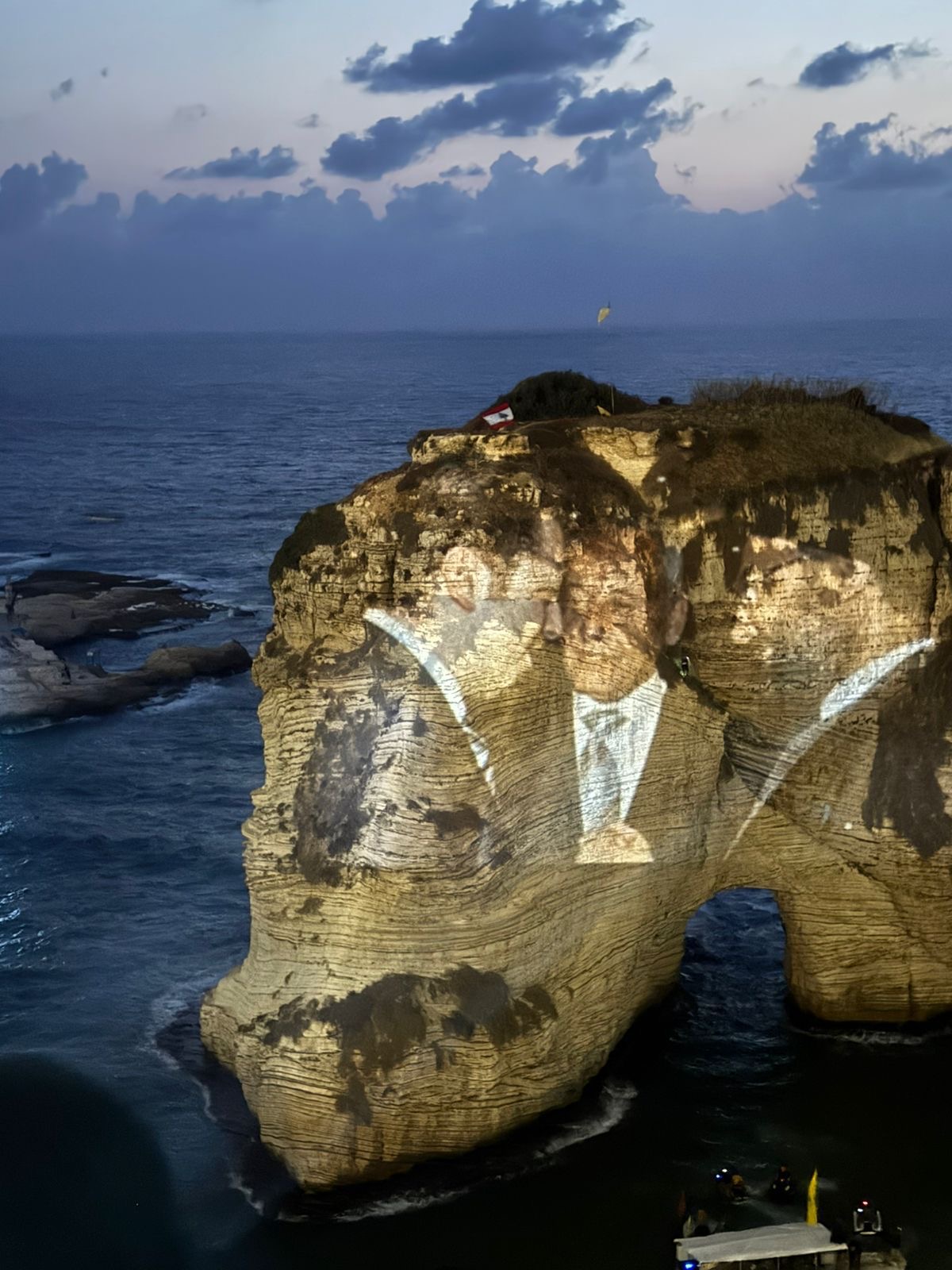 اضاءة صخرة الروشة بصورة السيد نصرالله والرئيس بري