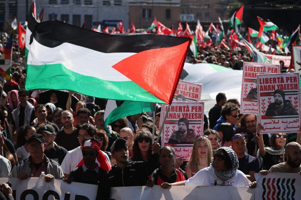 عشرات آلاف المتظاهرين في روما يهتفون: الحرية لفلسطين!