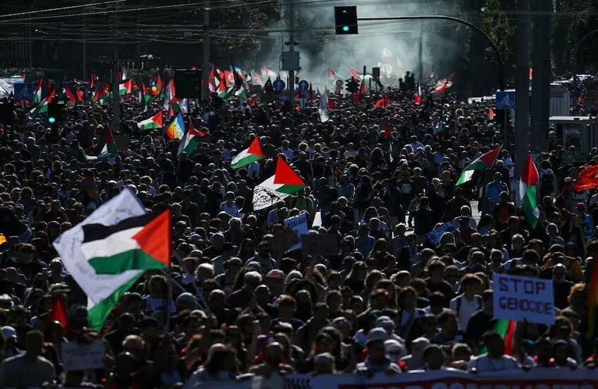 عشرات آلاف المتظاهرين في روما يهتفون: الحرية لفلسطين!