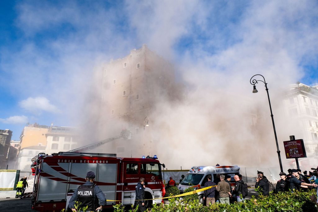 بالصور: انهيار جزئي في برج تاريخي وسط روما