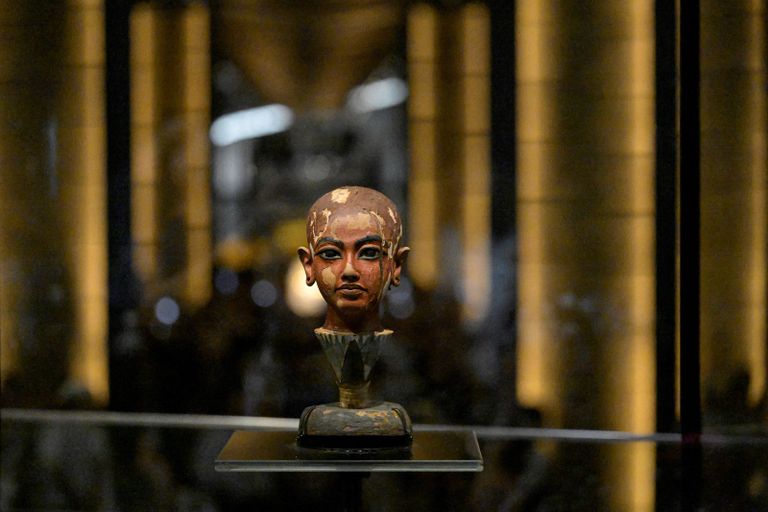 كنوز توت عنخ آمون الذهبية تعرض لأول مرة في المتحف المصري الكبير