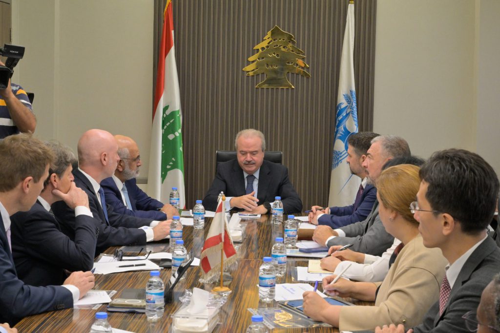 جابر يجتمع مع وفد من البنك الدولي