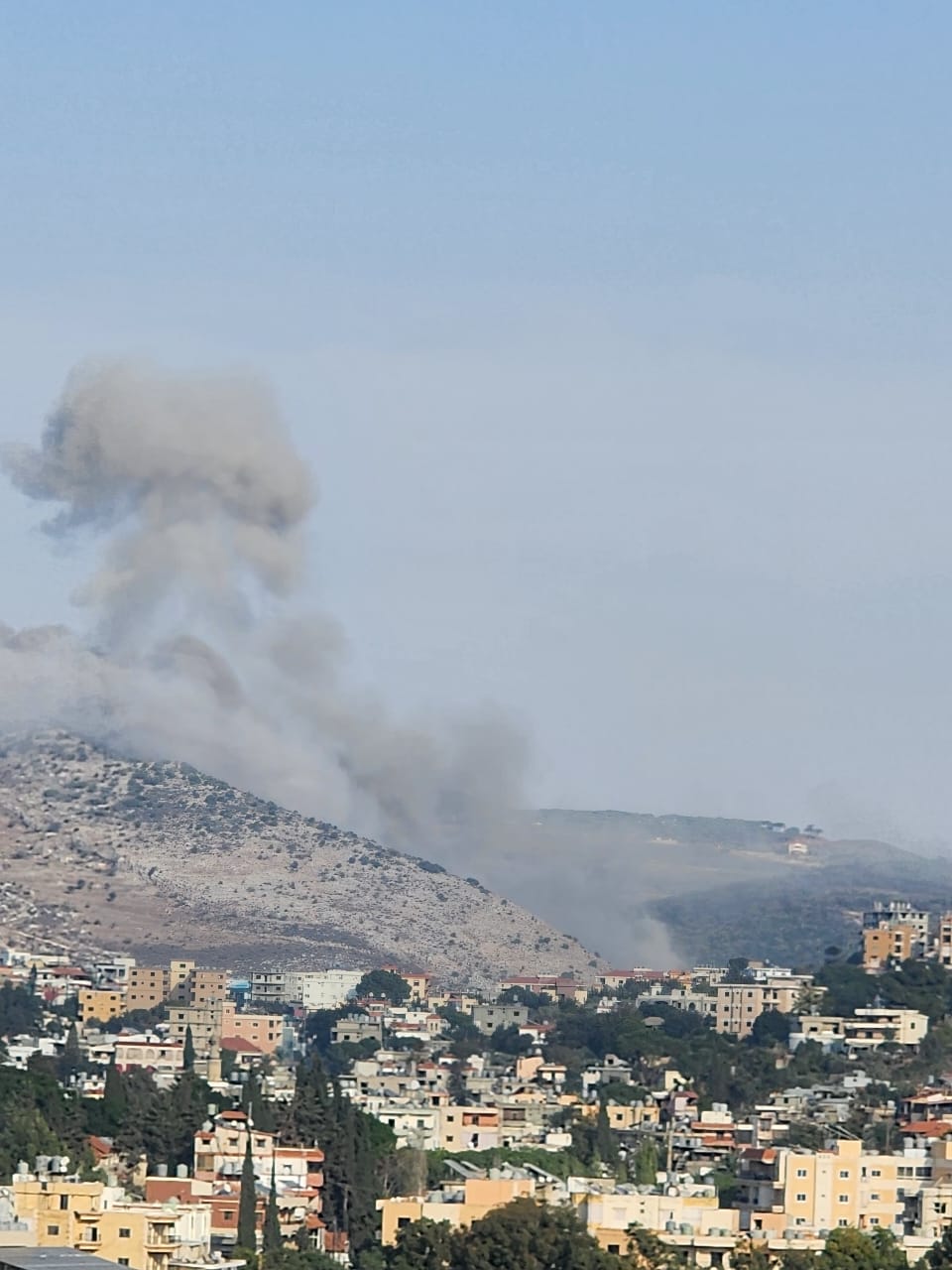بالصور: الطائرات الحربية المعادية تغير مرتين على منطقة الجرمق