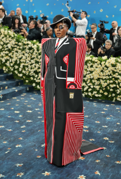 بالصور: إطلالة غير تقليدية للفنانة الأميركية جانيل موناي