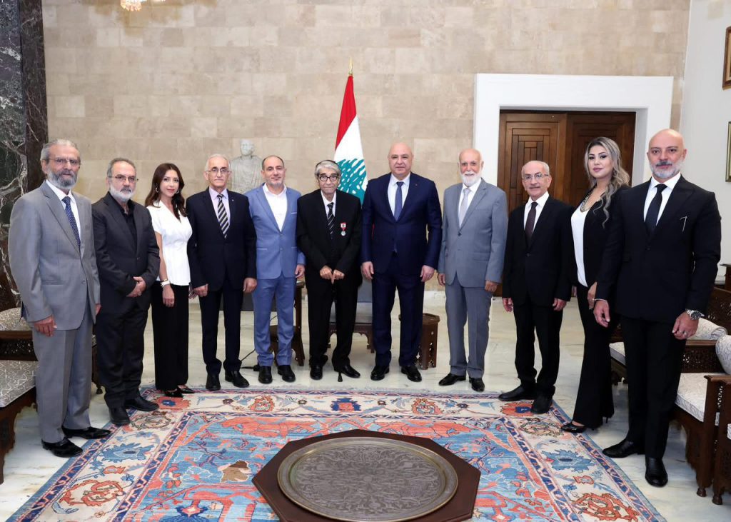 الرئيس عون قلد الفنان صلاح تيزاني ابو سليم وسام الاستحقاق اللبناني الفضي ذي السعف 