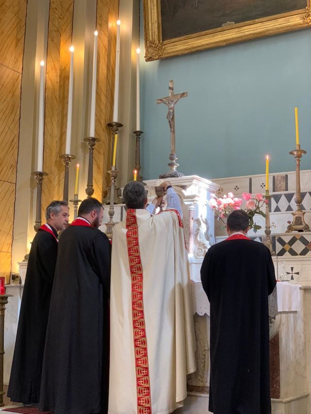 قداس امام ضريح خادم الله يوسف بك كرم في اهدن لمناسبة قبول دعوى تطوبيه واجراس المنطقة تقرع فرحا