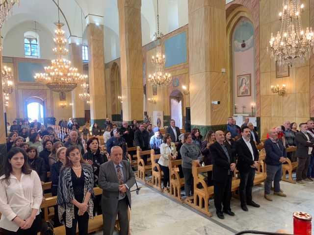 قداس امام ضريح خادم الله يوسف بك كرم في اهدن لمناسبة قبول دعوى تطوبيه واجراس المنطقة تقرع فرحا