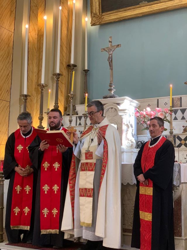 قداس امام ضريح خادم الله يوسف بك كرم في اهدن لمناسبة قبول دعوى تطوبيه واجراس المنطقة تقرع فرحا