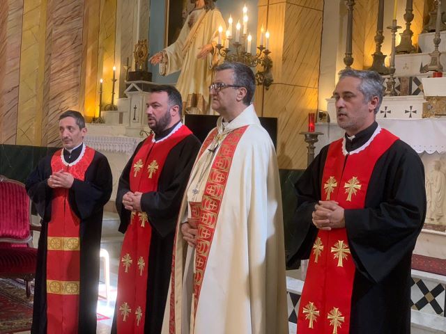 قداس امام ضريح خادم الله يوسف بك كرم في اهدن لمناسبة قبول دعوى تطوبيه واجراس المنطقة تقرع فرحا