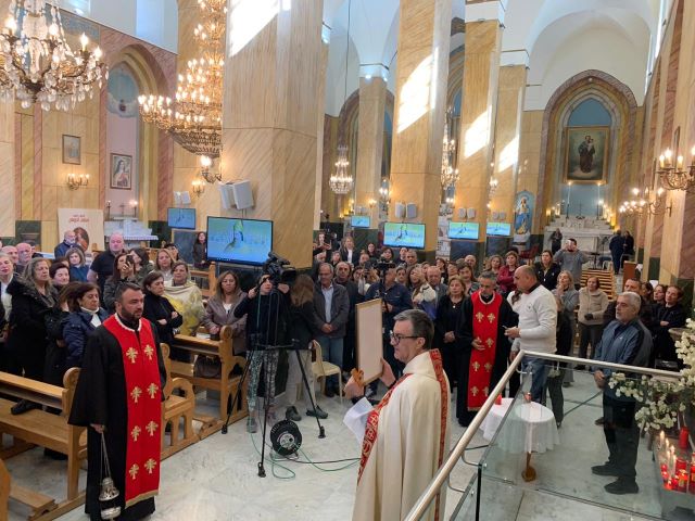 قداس امام ضريح خادم الله يوسف بك كرم في اهدن لمناسبة قبول دعوى تطوبيه واجراس المنطقة تقرع فرحا