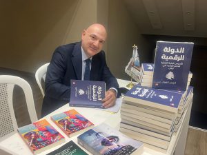 أدونيس القوال يوقع كتابه الدولة الرقمية في المسرح البلدي زغرتا