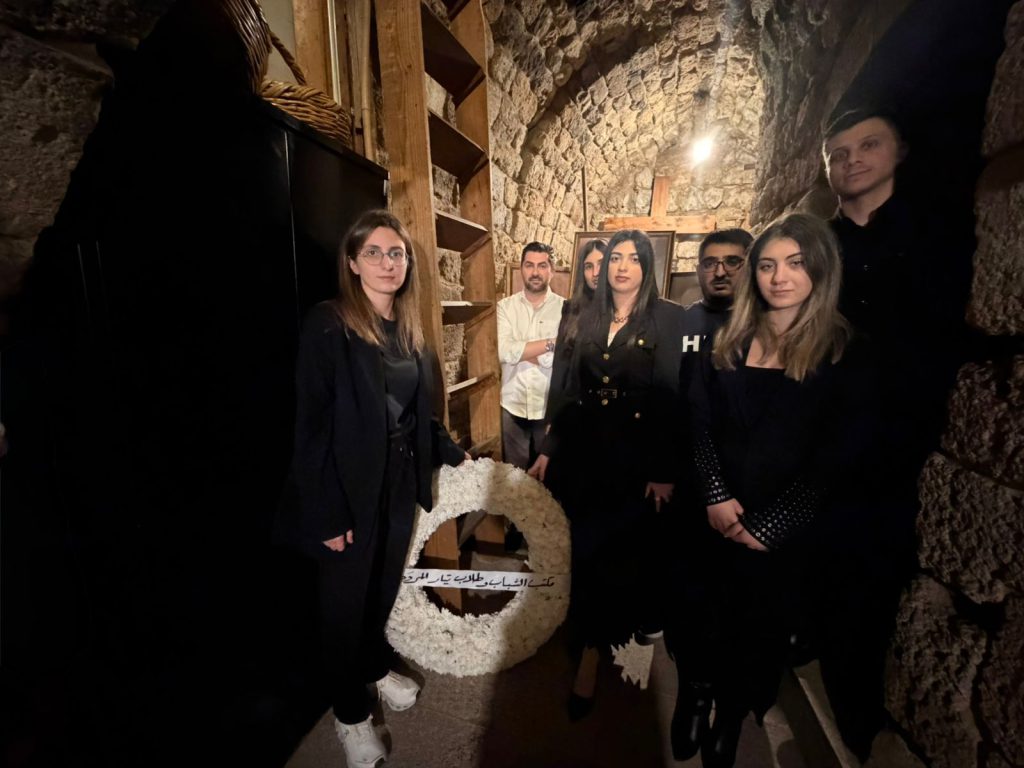 معا في الظروف الصعبة اكاليل زهر من مكتب الشباب والطلاب