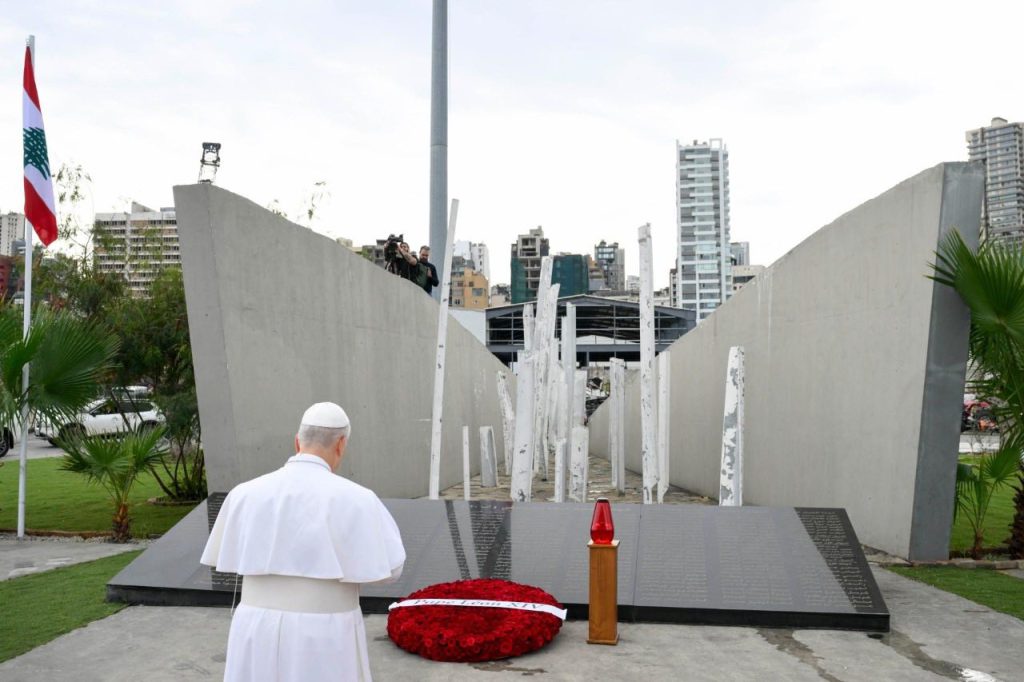 بالصور البابا لاوون الرابع عشر في مرفأ بيروت: صلاة صامتة ولقاء مؤثر مع عائلات الشهداء
