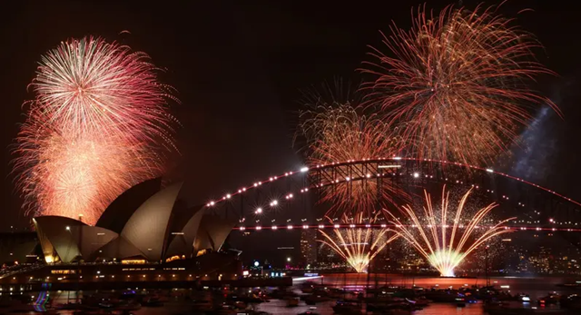 بالصور: احتفالات عالمية تستقبل عام 2026 بآمال السلام